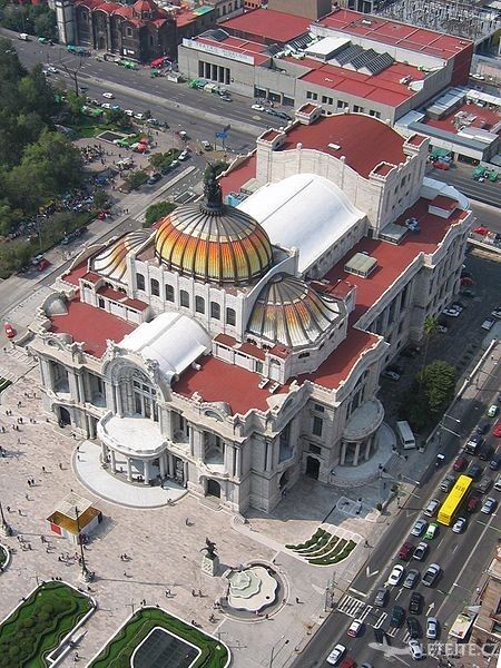 Hlavné mesto Mexika je hypermodernou metropolou, ale nájdete tu aj veľa historických pamiatok, autor: Roadmr
