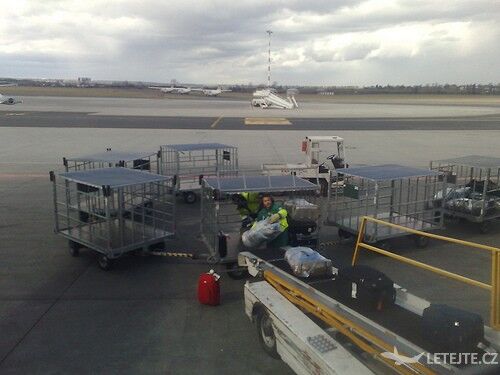 Ukladanie odbavených batožín do nákladného priestoru lietadla, autor: markhillary