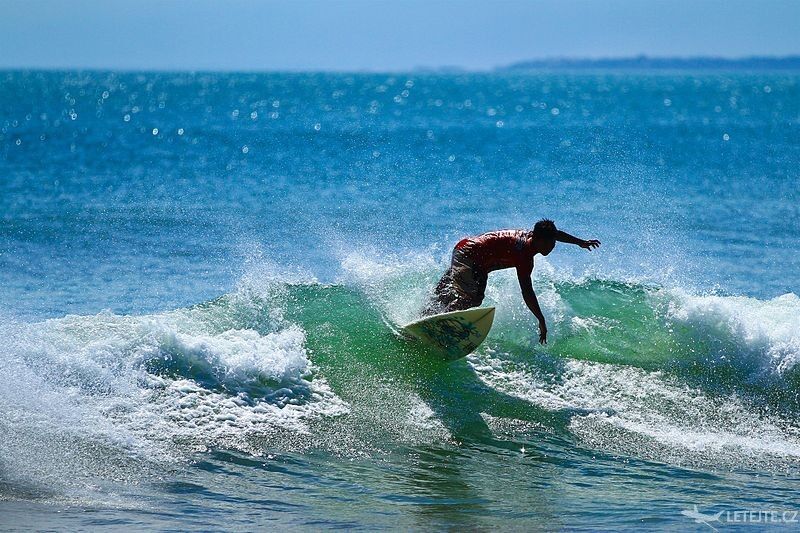 Surfovanie je na Bali typickou aktivitou, autor: Tigrou Meow