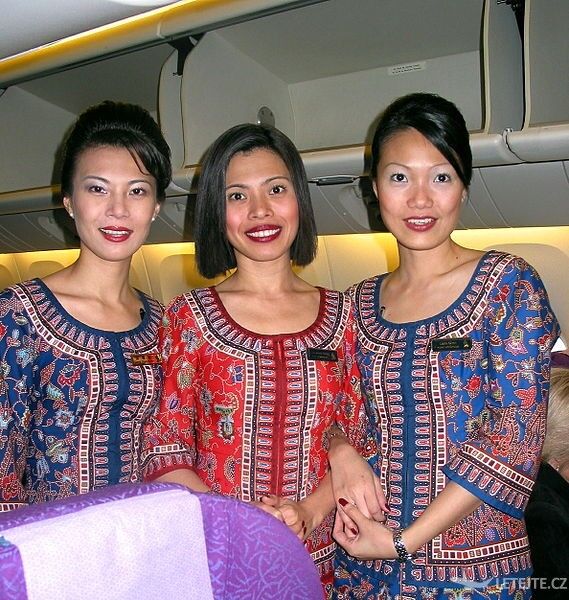 Letušky na palube lietadla spoločnosti Singapore Airlines, autor: Oden