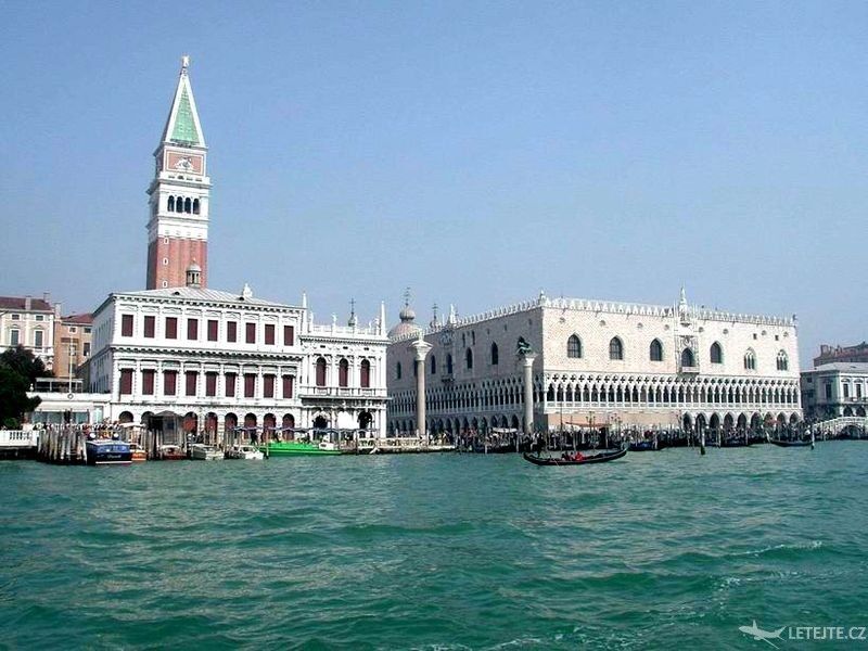 Centrum Benátok celé stojí na koloch, autor: Bierdimpfl