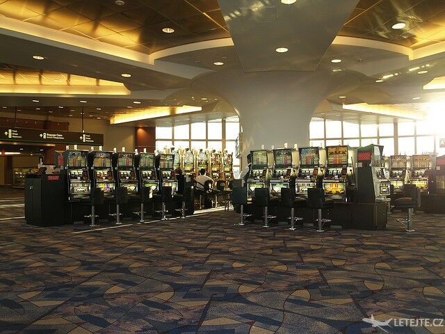 V letiskovej hale sa nachádzajú dokonca automaty, autor: brendonjford